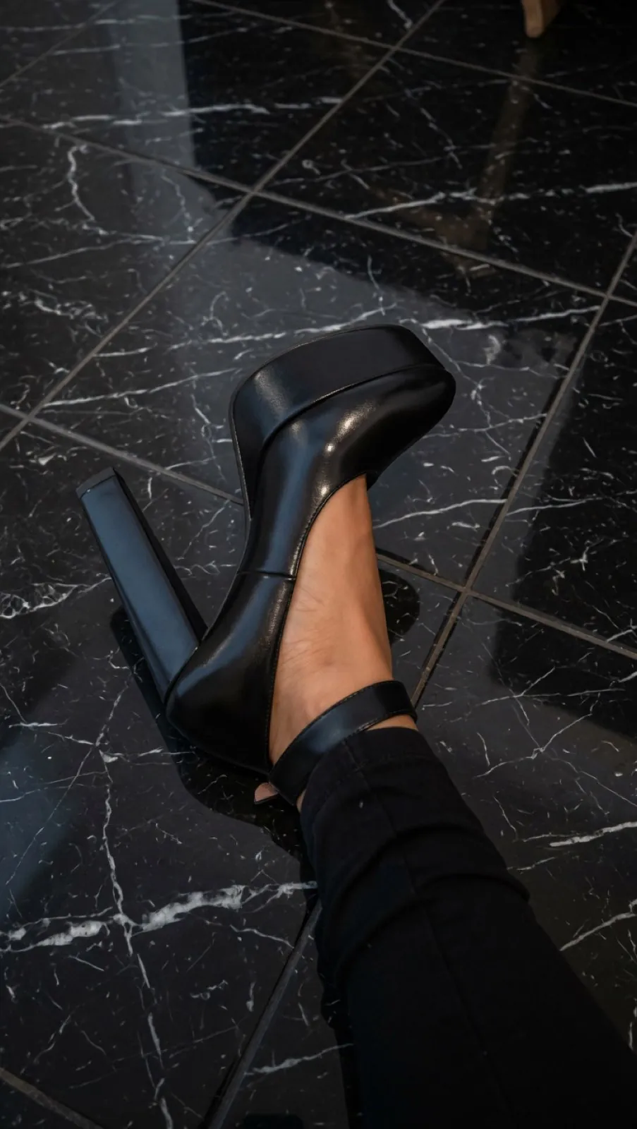 Escarpin plateforme noir sur marbre