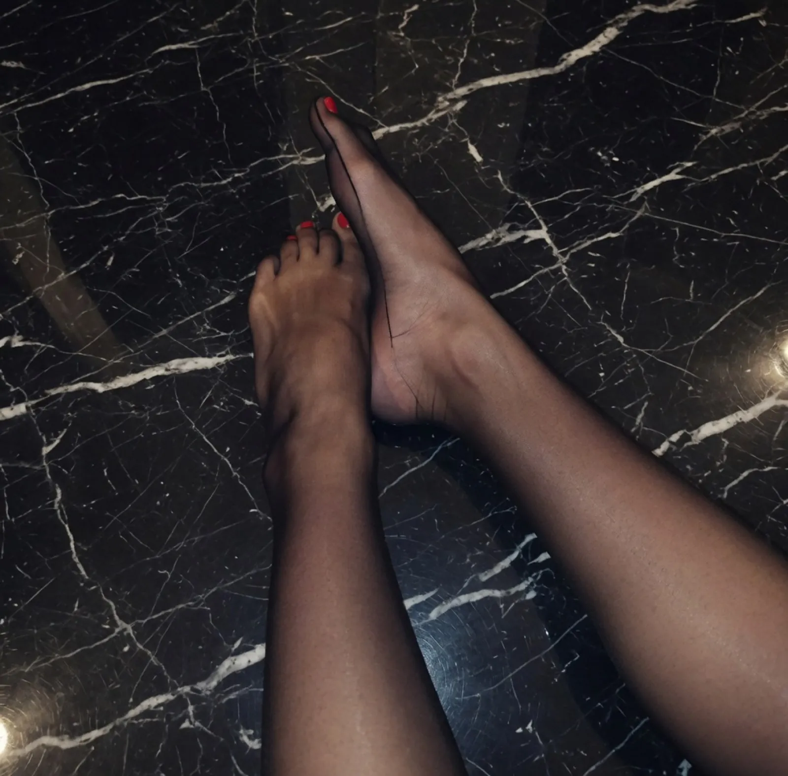 Jambes en bas nylon sur marbre